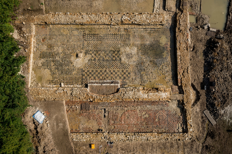 Description pour la synthèse vocale : Photo de la vue aérienne concernant la partie résidentielle de la Cour Lévèque à Saint-Martin d’Hardinghem.  Deux espaces correspondent à deux pièces. La première pièce est la salle d’apparat avec son pavement, elle occupe les 2 tiers supérieurs de la photo. La seconde pièce est la galerie, elle occupe le tiers inférieur de la photo.