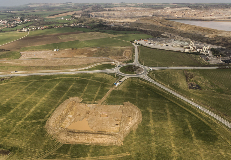 Vue aérienne des deux sites fouillés, avec la carrière de pierre de Marquise en arrière-plan