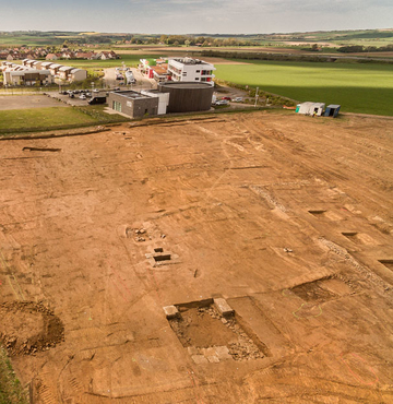 Vue aérienne des tombes maçonnées sur le site de Marquise