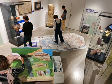 Table de manipulation de l'exposition Migrations, une archéologie des échanges