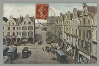 Carte postale couleur montrant une rue commerçante.