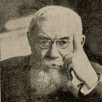 Portrait monochrome d'un homme barbu.