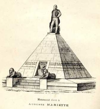 Dessin au crayon d'une pyramide sur laquelle est posée une statue d'Auguste Mariette. Deux sphinx sont placés de part et d'autre de l'entrée.