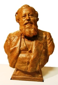 Buste d'Alexandre Guimant qui porte une barbe et un costume.