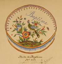 Aquarelle couleur représentant une boîte ronde en faïence ornée de fleurs, d'un oiseau et de la mention "baptème".