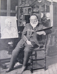 Photographie noir et blanc de Jules Breton assis devant une toile, tenant pinceaux et palette de peinture.