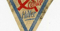 Triangle de feutre retourné où on lit "tout faire contre Hitler". Ce message est entouré d'un grand V bleu et au centre, on reconnaît le marteau et la faucille communistes en rouge (ainsi que le mot "contre").