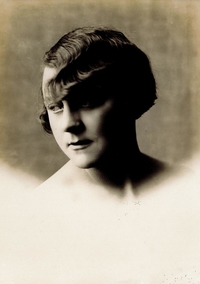 Photographie noir et blanc de Germaine Acremant de profil.
