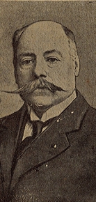 Portrait noir et blanc d'un homme portant une moustache.