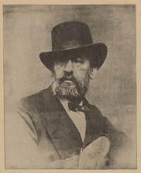 Portrait photographique noir et blanc d'un homme barbu portant un haut de forme.
