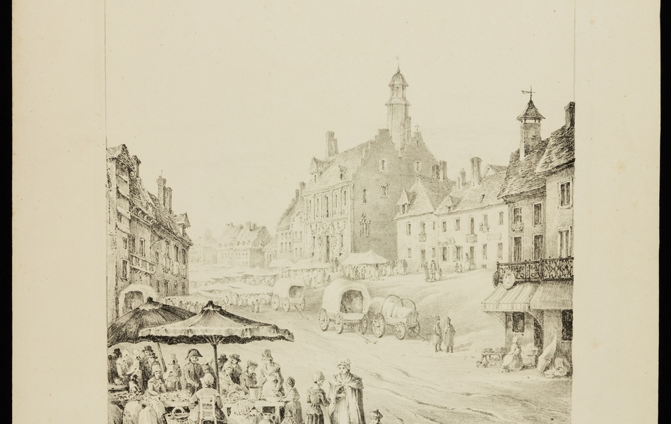 Vue de la Grand Place de Cassel. L'hôtel de ville est au fond à droite, sur la ligne de fuite. Les étals du marché sont à ses pieds, des carioles stationnées sur la rue. Au premier plan, une vendeuse assise, de dos, tient un stand où se pressent de nombreux acheteurs. Une femme et deux enfants sont debout sur la droite. La signature d'Amelia Long apparaît en bas à droite dans l'image et le titre sous le visuel.