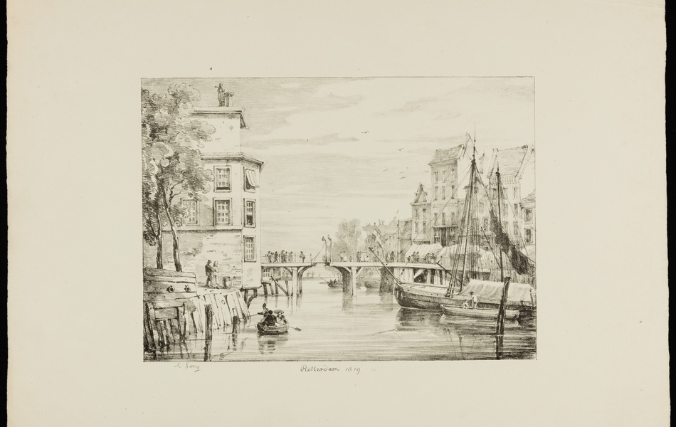 Vue d'un pont depuis un canal de Rotterdam. Des habitations de chaque côté, trois personnages naviguent dans une barque sur la gauche et des bateaux à voile sont amarrés à droite. La signature d'Amelia Long apparaît en bas à gauche et le titre au centre, tous deux sous le visuel.