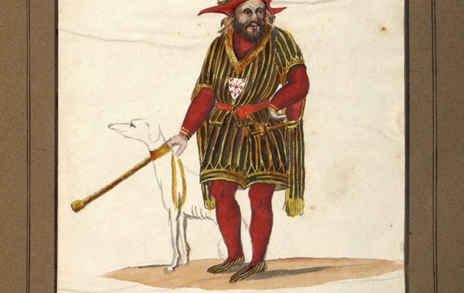 Homme de petite taille portant une canne avec un lévrier blanc  à côté de lui.  L'homme est vêtu d'une tunique noire avec des rayures d'or sur un justaucorps rouge.  Une courte épée est suspendue à sa ceinture.  Il est coiffé d'un chapeau du même motif que sa tunique et à larges bords pointus rouges.