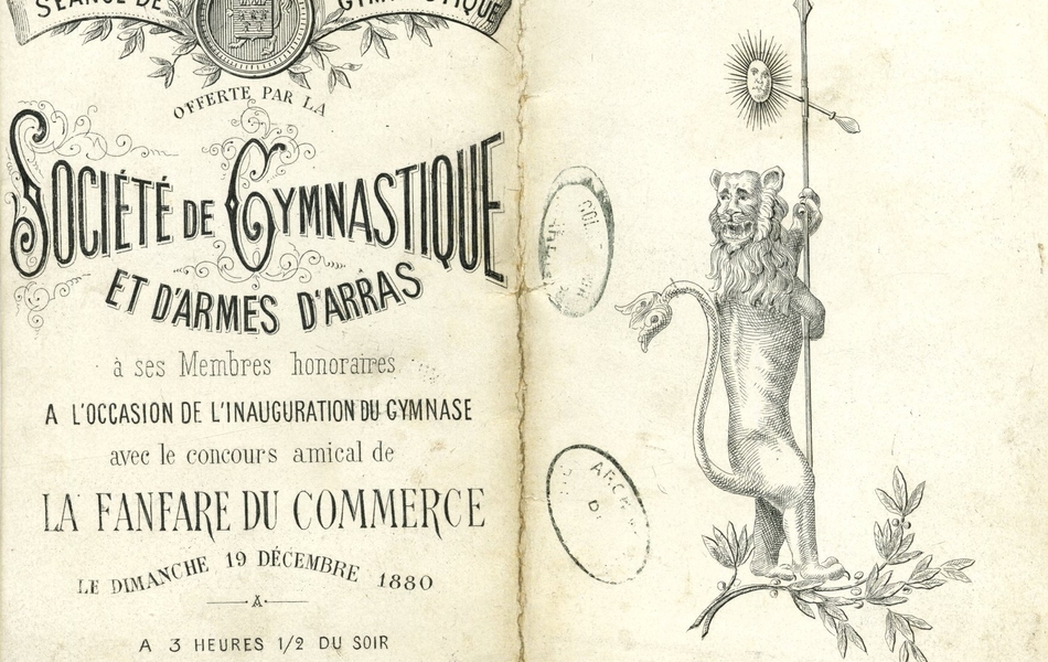 Document imprimé scindé en deux parties ; sur celle de droite, on voit le lion d’Arras avec cette maxime au-dessus "Mens sana in corpore sano". La partie de gauche porte le texte suivant "Séance de gymnastique offerte par la Société de gymnastique et d’armes d’Arras, à ses Membres honoraires, à l’occasion de l’inauguration du gymnase, avec le concours amical de la fanfare du commerce, le dimanche 19 décembre 1880, à 3 heures 1/2 du soir, allée des soupirs".