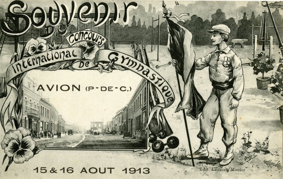 Carte postale noir et blanc montrant un soldat de profil appuyé sur un drapeau au premier plan, qui semble se trouver sur un terrain d’entraînement (on remarque un portique à cordes, un stand de tir, des haltères, un cheval d’arçon). Le quart gauche de ce dessin est consacré à une photographie d’une rue d’Avion, encadrée de pensées.