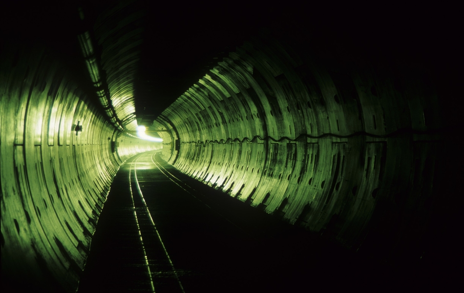 Photographie couleur montrant un tunnel éclairé.