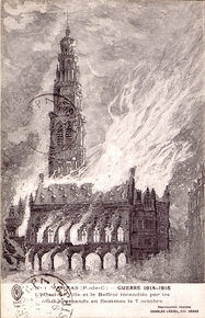 Carte postale noir et blanc montrant le beffroi d'Arras en feu.