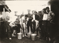 Photographie noir et blanc montrant un groupe de soldats en train de se laver.