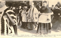 Carte postale noir et blanc montrant trois hommes ecclésiastiques marchant dans une procession.