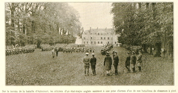 Sur le terrain de la bataille d'Azincourt, les officiers d'un état-major anglais assistent à une prise d'armes d'un bataillon français