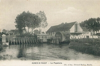 Carte postale noir et blanc montrant une bâtisse près d'un plan d'eau.