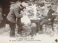 Carte postale noir et blanc montrant un homme en train de se faire raser.