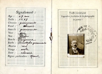 Double page d'un passeport présentant texte manuscrit et photographie d'un homme.