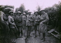 Photographie noir et blanc montrant un groupe de soldats.