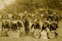 Photographie sepia montrant douze soldats sur deux rangs, chacun un instrument devant lui.