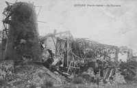 Carte postale noir et blanc montrant une installation industrielle détruite.
