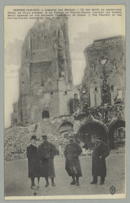 Carte postale sépia. Au premier plan, Léon Briens, préfet du Pas-de-Calais, se tient devant les ruines du beffroi d'Arras.