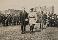 Léon Abrami et le général Ditte marchant au milieu d'une foule.