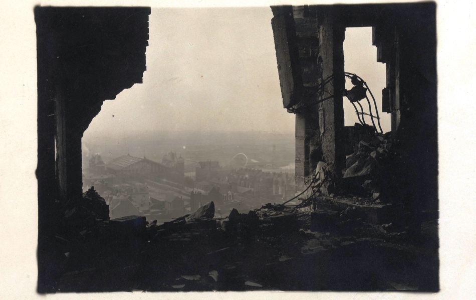 Photographie noir et blanc montrant des ruines au premier plan, qui se perdent dans un brouillard opaque.