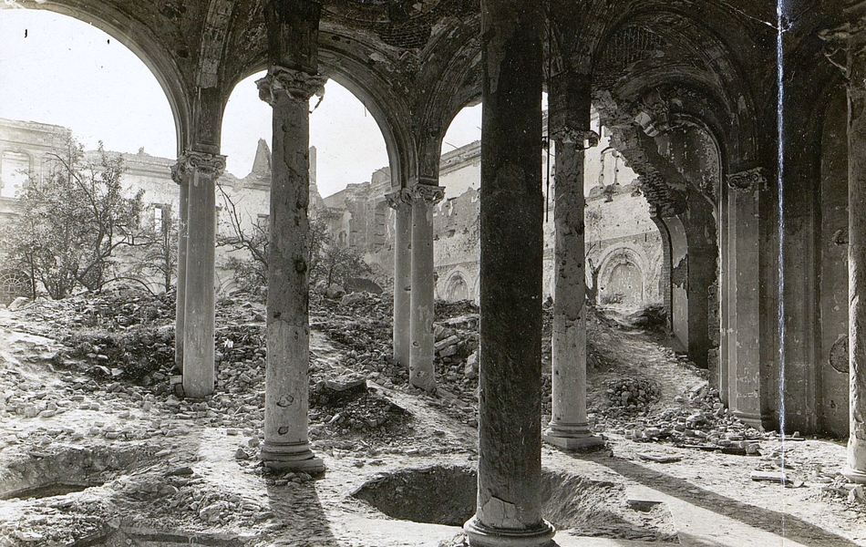 Photographie noir et blanc montrant les ruines d'un cloître.