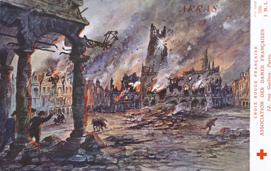 Carte postale couleur montrant un beffroi et une place en feu, d'où s'enfuient des personnes. 