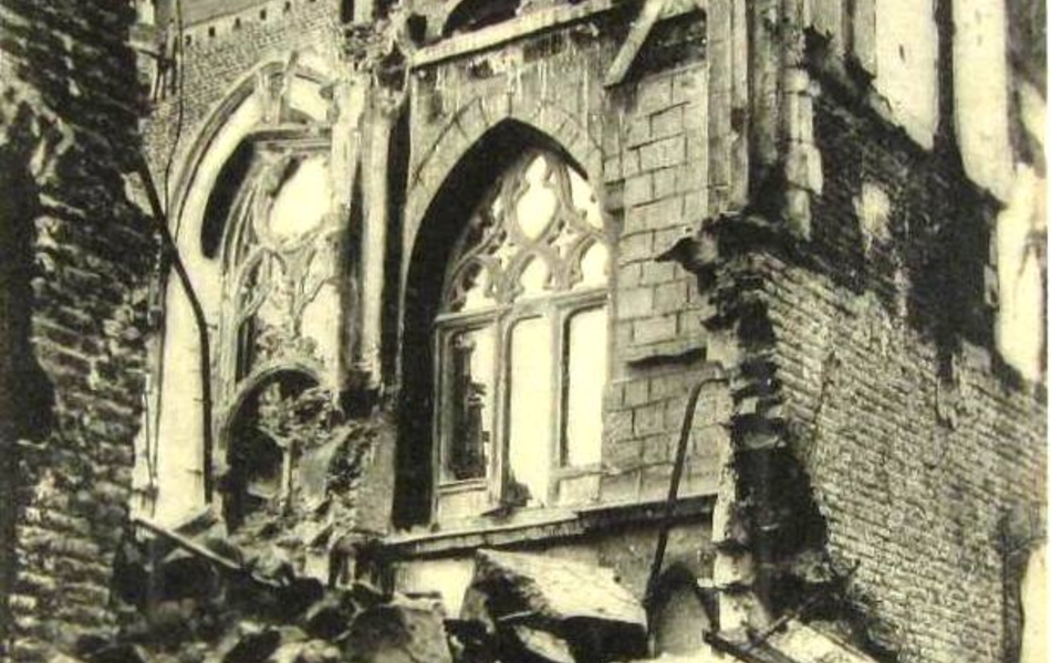 Carte postale noir et blanc montrant les ruines d'un bâtiment.