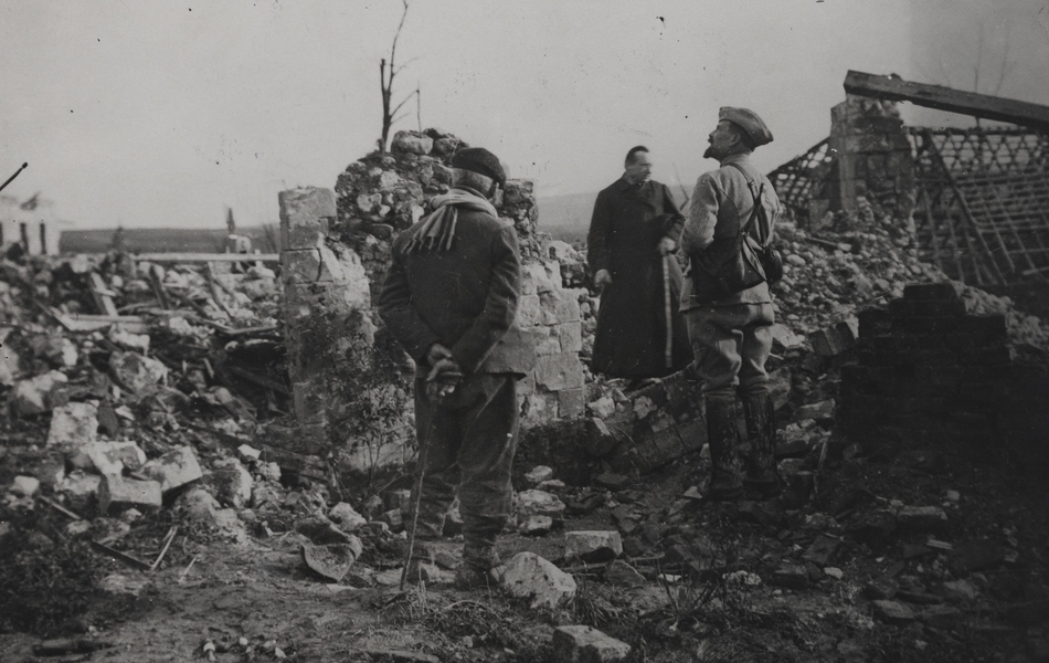 Photographie noir et blanc montrant des hommes dans des ruines.