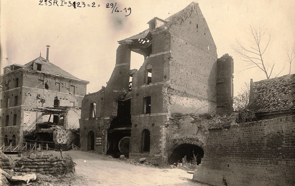 Photographie noir et blanc montrant un bâtiment en ruines.