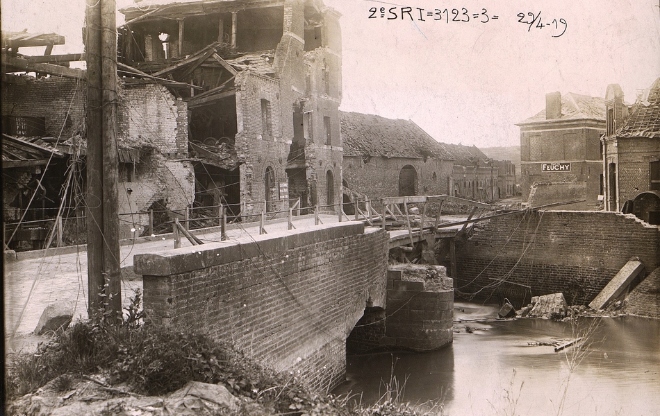 Photographie noir et blanc montrant un bâtiment en ruines.