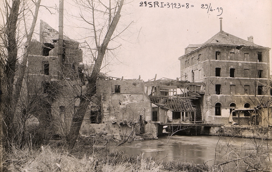 Façade arrière du bâtiment donnant sur les deux moulins et le bâtiment se trouvant entre ces derniers.