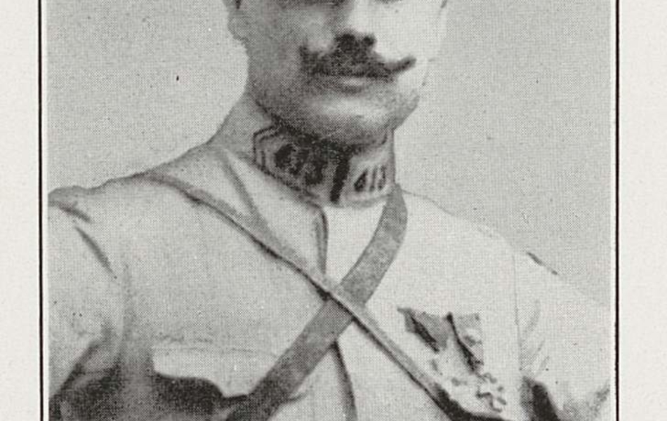 Portrait noir et blanc d'un homme en tenue militaire.