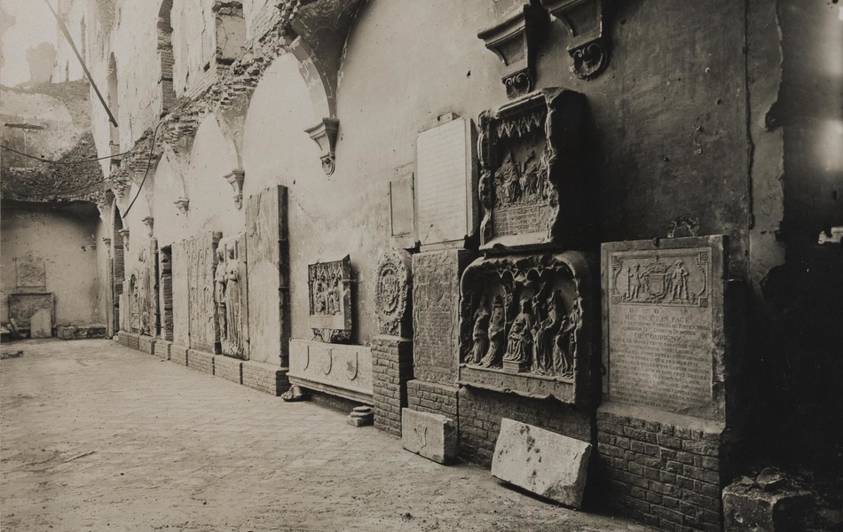Photographie noir et blanc montrant une galerie d'un musée détruite par un bombardement.