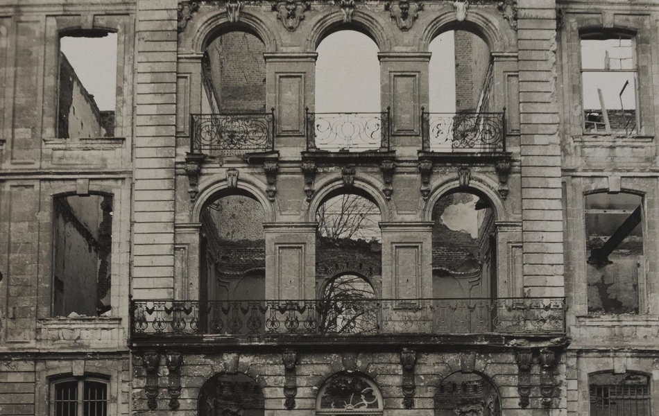 Photographie noir et blanc montrant un bâtiment détruit par un bombardement.