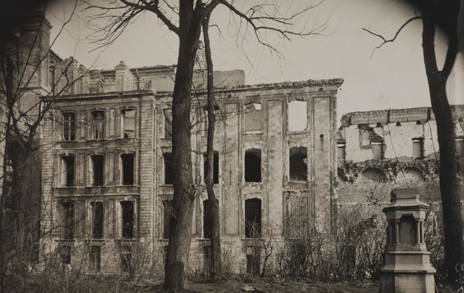 Photographie noir et blanc montrant un bâtiment détruit par un bombardement.