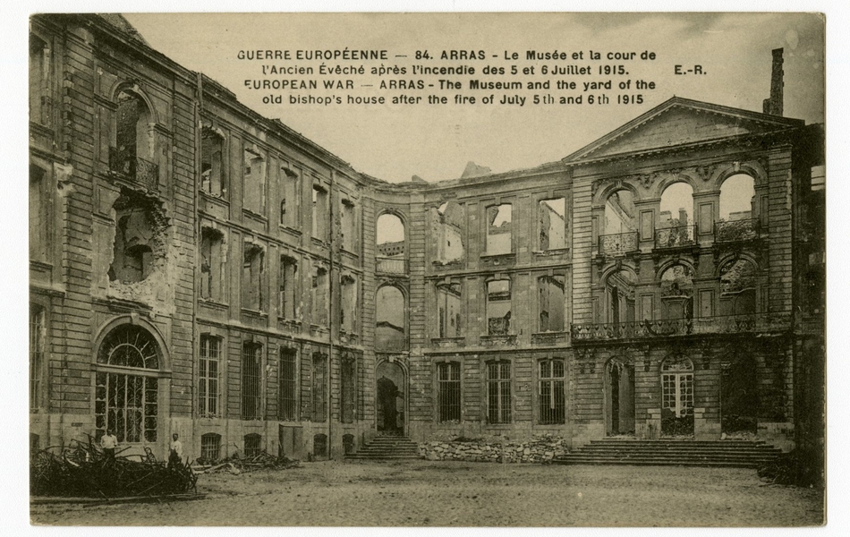 Photographie noir et blanc montrant un bâtiment détruit par un bombardement.