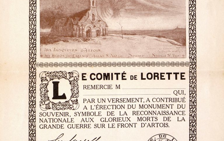 Document imprimé où l'on peut lire sous une gravure montrant une chapelle : "Le comité de Lorette remercie M. … qui, par un versement, a contribué à l'érection du monument du souvenir, symbole de la reconnaissance nationale aux glorieux morts de la Grande guerre sur le front d'Artois".