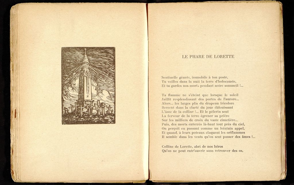 Livre ouvert sur une gravure montrant un phare avec des tombes au premier plan. À côté on peut lire le texte suivant : "Le phare de Lorette. Sentinelle géante, immobile à ton poste, tu veilles dans la nuit la terre d'holocauste, et tu gardes nos morts, pendant notre sommeil ! Ta flamme ne s'éteint que lorsque le soleil jaillit resplendissant des portes de l'aurore... Alors... les larges plis du drapeau tricolore bercent dans la clarté du jour éblouissant l'âme de la colline ; Et le pèlerin sent la ferveur de la terre égrener sa prière sur les milliers de croix du vaste cimetière... Puis, des morts enterrés là-haut tout près du ciel, on perçoit en passant comme un lointain appel, et quand, à leurs poteaux claquent les oriflammes, il semble dans les evnts qu'on sent passer des âmes !..."