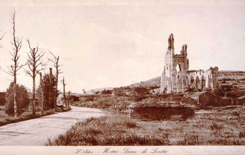 Photographie noir et blanc montrant les ruines d'une église dans un paysage rural.