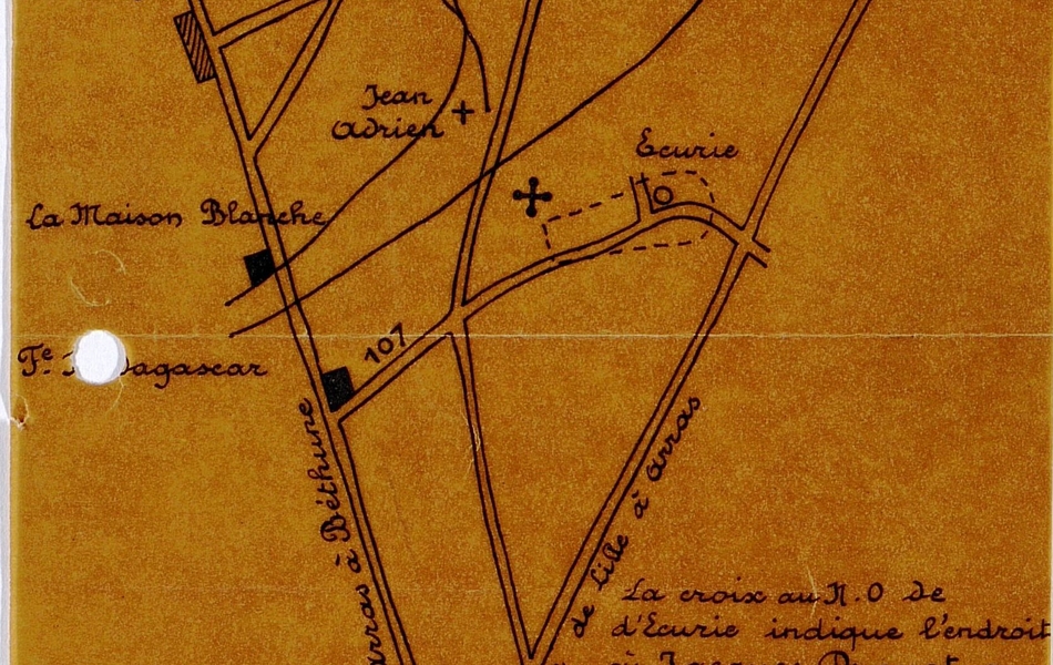 Plan manuscrit du territoire entre Souchez, Givenchy-en-Gohelle et Arras, avec la légende suivante : "La croix au N.O. d'Écurie indique l'endroit où Jacques Drouet a été tué et enterré, à l'intersection des deux boyaux, au sud du labyrinthe. Il était enterré là, tout seul jusqu'au 27 mai. Lettre de Louis Le Paige du 30 juin 1915. Dans une bouteille mise dans la tombe, il y a un papier avec son identité et sa médaille au poignet".
