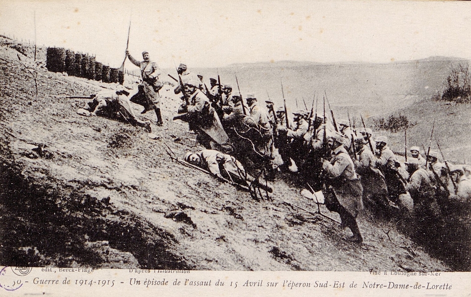 Carte postale noir et blanc montrant des soldats montant un assaut sur les hauteurs d'une colline.